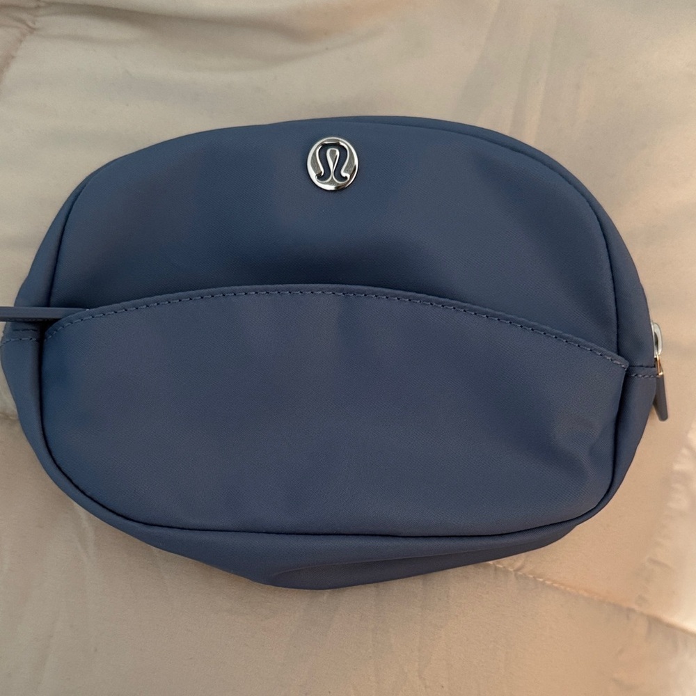 Lululemon City Essentials Pouch
Mini 2L